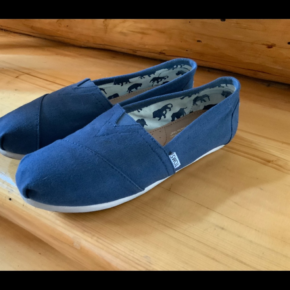 TOMS ~ LIGHTLY WORN
